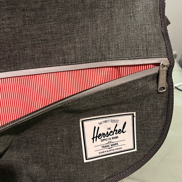 COPY - HERSCHEL SUPPLY CO. CHARCOAL CROSSHATCH POP QUIZ MESSENGER BAG - Picture 4 of 7